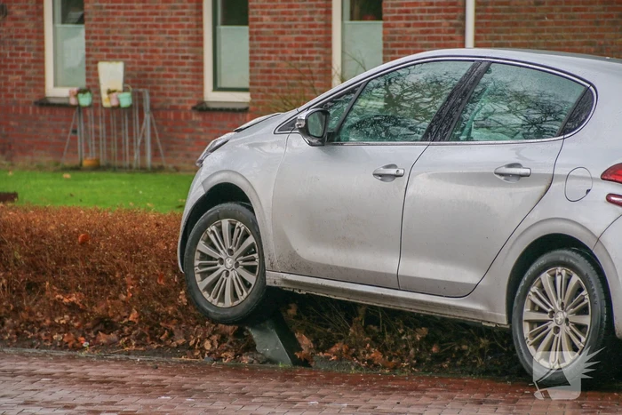 Auto's zwaar beschadigd na botsing op kruising
