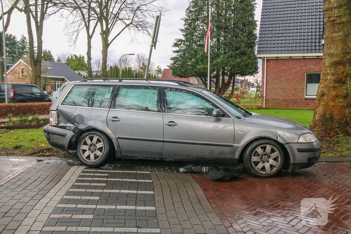Auto's zwaar beschadigd na botsing op kruising