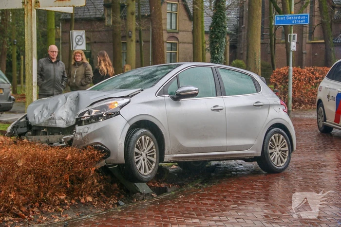Auto's zwaar beschadigd na botsing op kruising