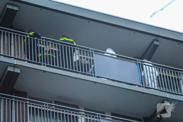 Onderzoek in flatwoning na aantreffen overledene