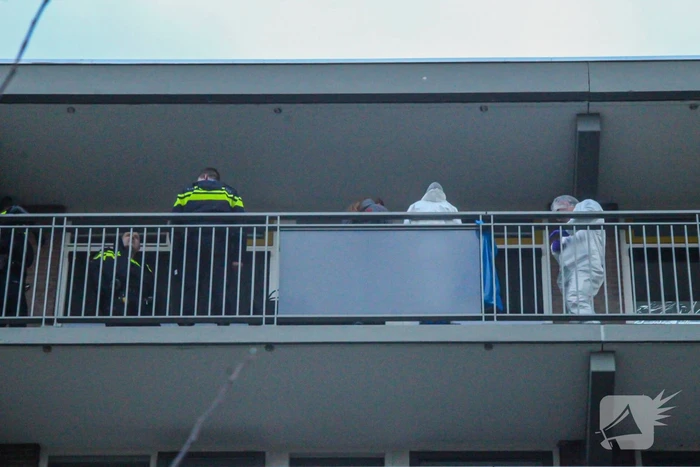 Onderzoek in flatwoning na aantreffen overledene