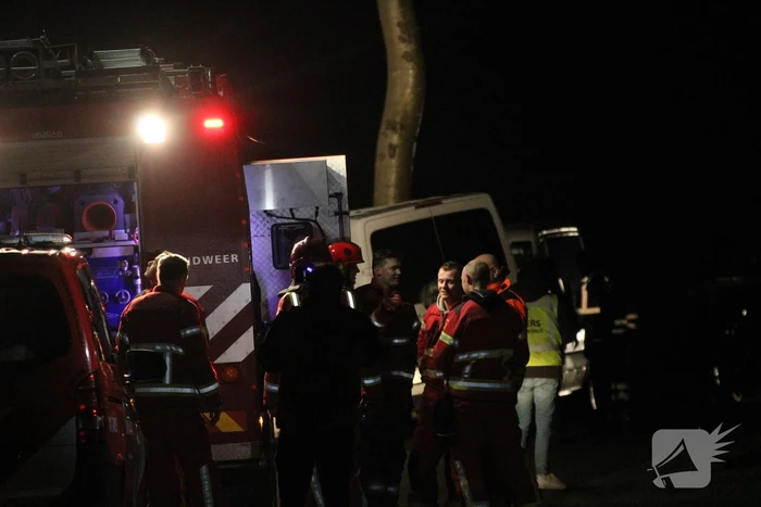 Bus botst frontaal tegen boom