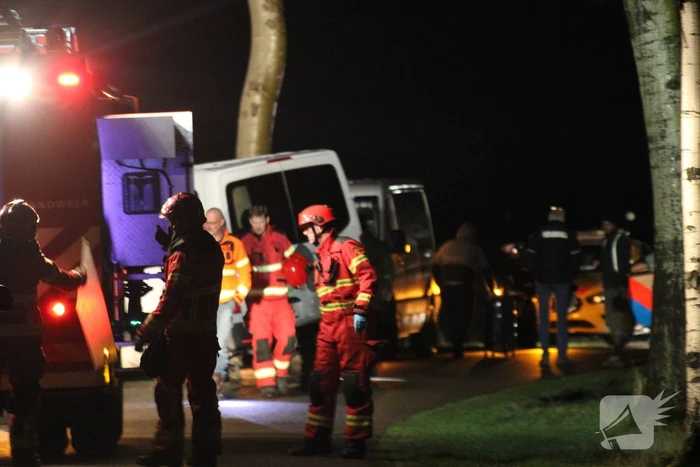 Bus botst frontaal tegen boom