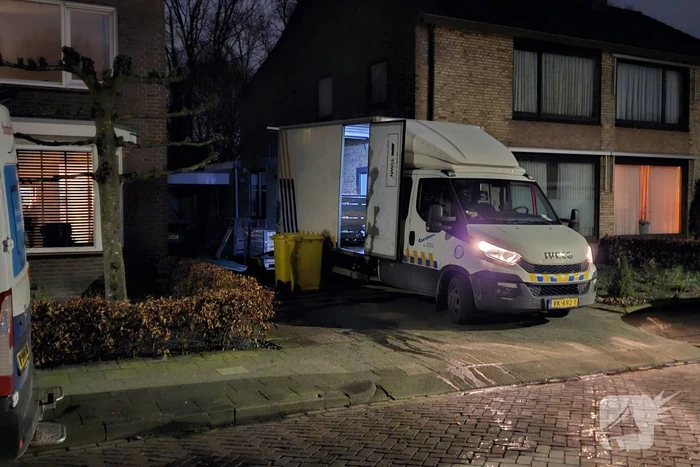 Politie ruimt hennepkwekerij uit woning