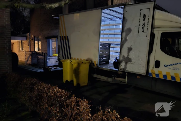 Politie ruimt hennepkwekerij uit woning