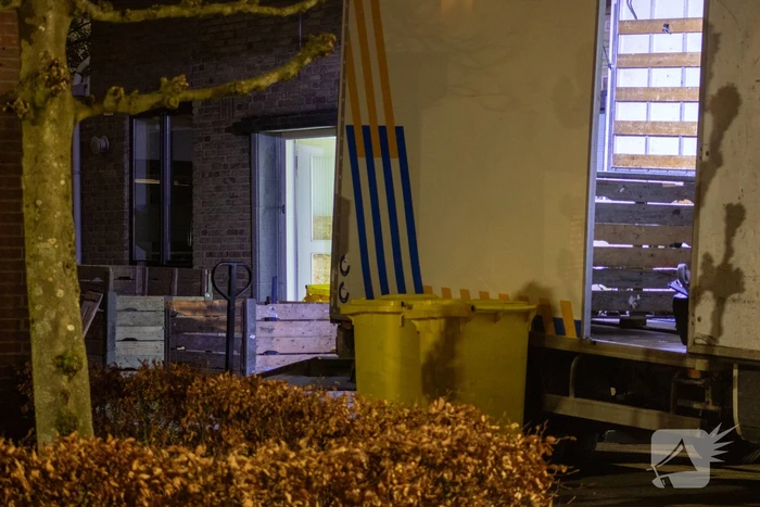 Politie ruimt hennepkwekerij uit woning