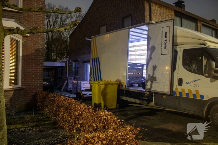Politie ruimt hennepkwekerij uit woning