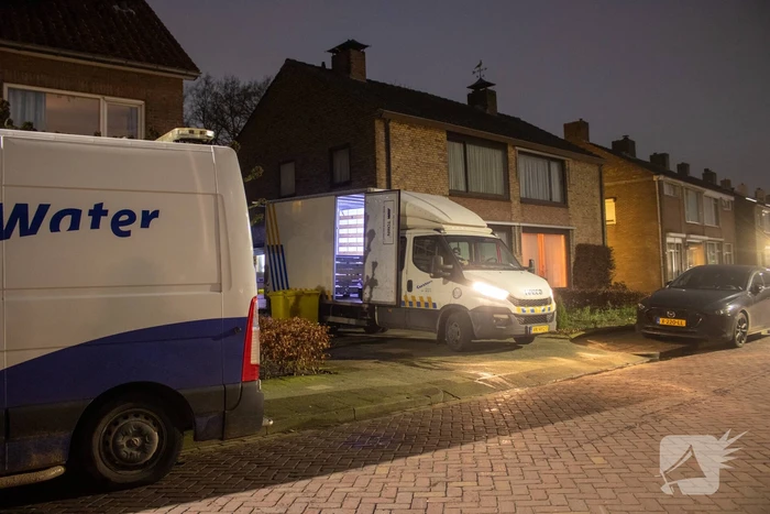 Politie ruimt hennepkwekerij uit woning