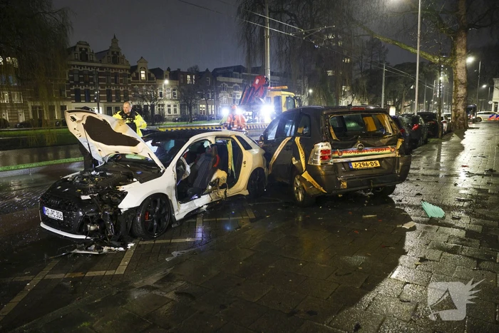 Fikse ravage bij aanrijding tussen meerdere voertuigen