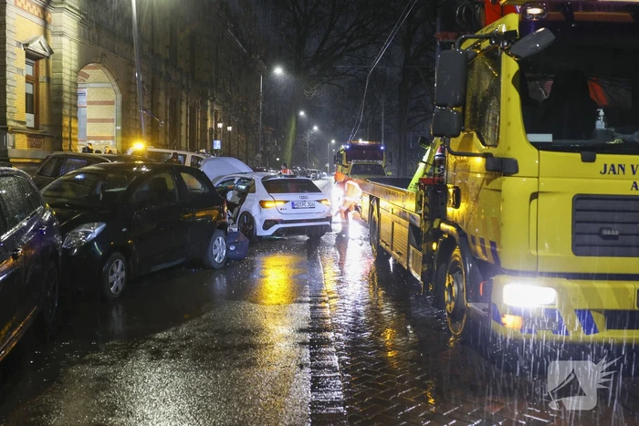 Fikse ravage bij aanrijding tussen meerdere voertuigen