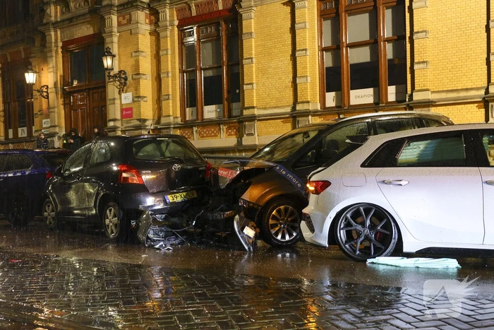 Fikse ravage bij aanrijding tussen meerdere voertuigen