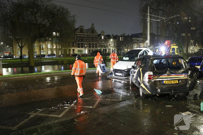 Fikse ravage bij aanrijding tussen meerdere voertuigen