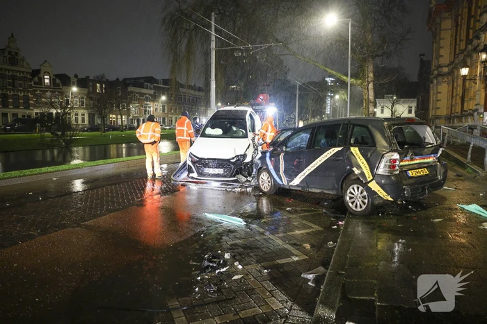 Fikse ravage bij aanrijding tussen meerdere voertuigen