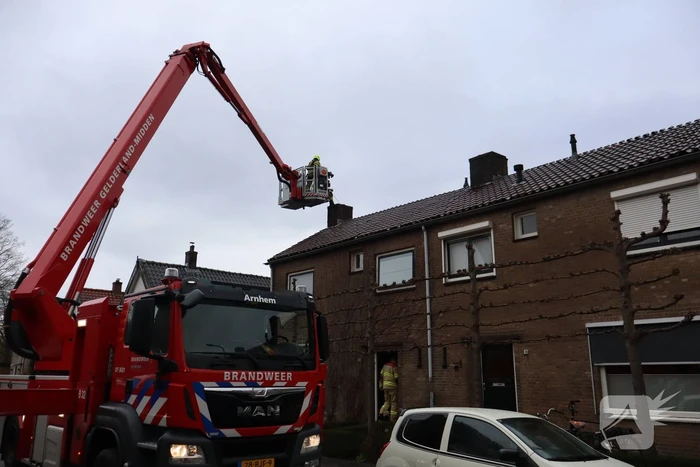 Brandweer veegt schoorsteen na brand