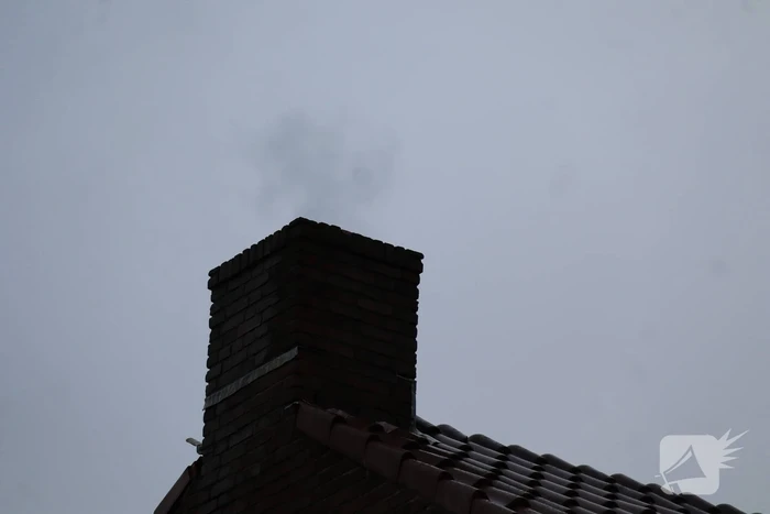 Brandweer veegt schoorsteen na brand