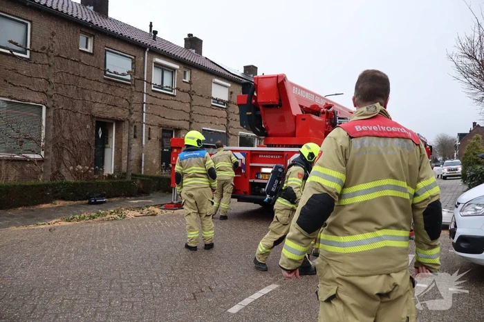 Brandweer veegt schoorsteen na brand