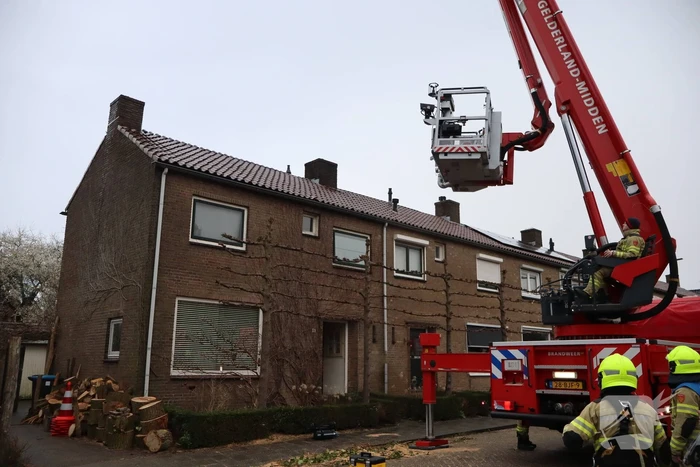 Brandweer veegt schoorsteen na brand