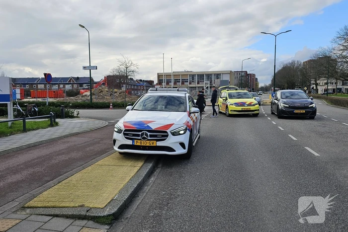 Fietser en bestuurder in botsing bij oversteekplaats