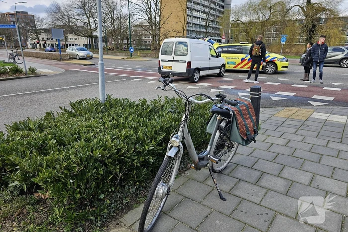 Fietser en bestuurder in botsing bij oversteekplaats