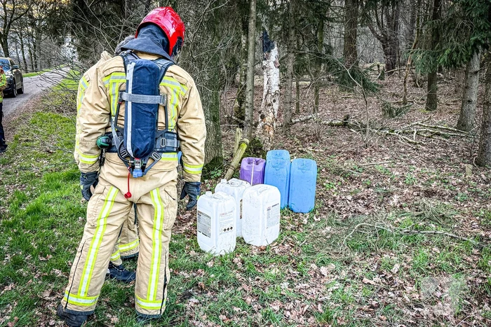 Onderzoek naar gedumpte vaten in bosgebied