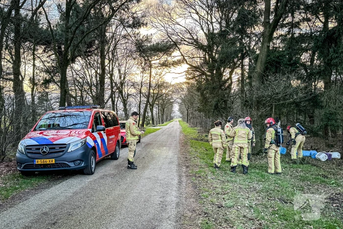 Onderzoek naar gedumpte vaten in bosgebied