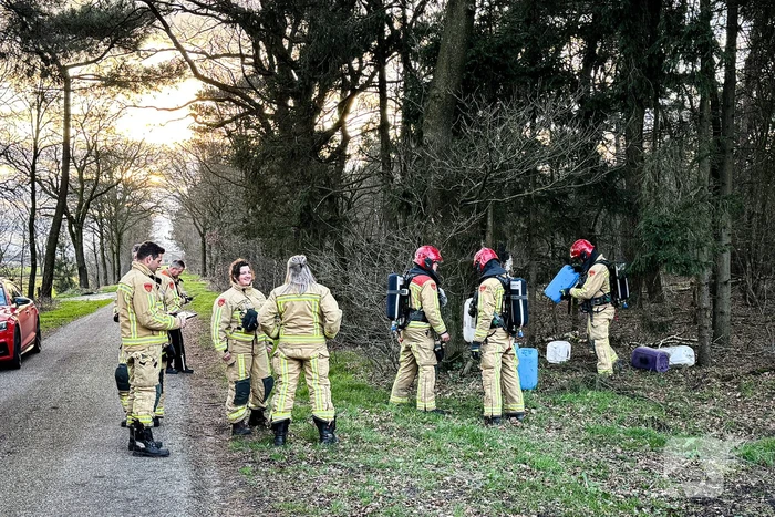 Onderzoek naar gedumpte vaten in bosgebied