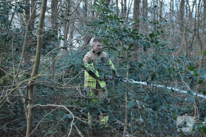 Brandstichting in stapel hout