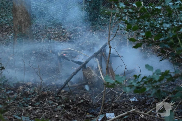 Brandstichting in stapel hout