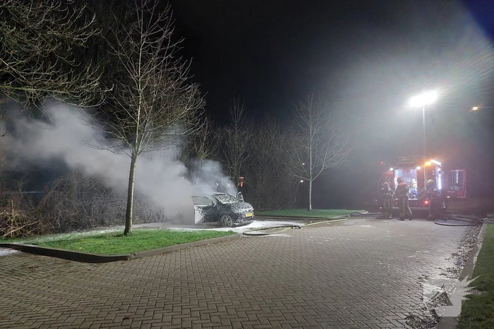 Geparkeerde auto zwaar beschadigd door brand