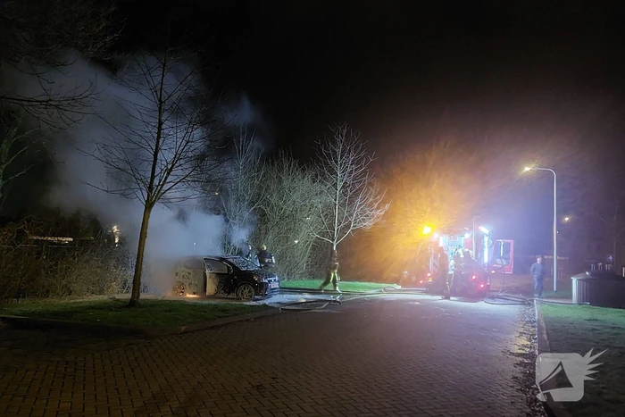 Geparkeerde auto zwaar beschadigd door brand