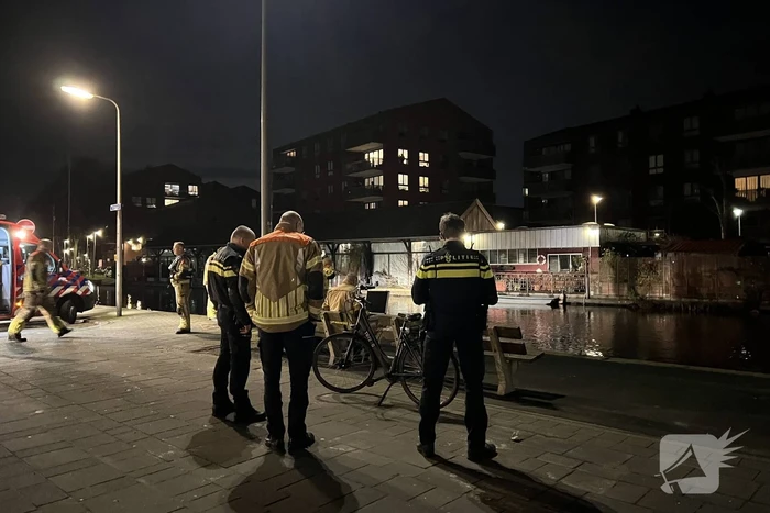 Hulpdiensten starten zoekactie na het aantreffen van een fiets langs de waterkant