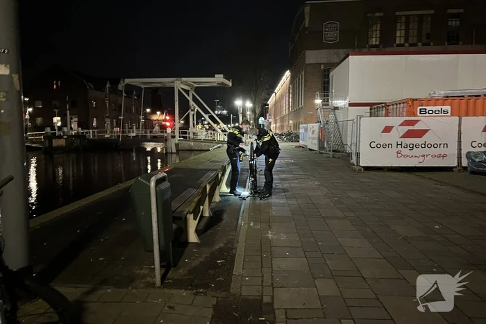 Hulpdiensten starten zoekactie na het aantreffen van een fiets langs de waterkant