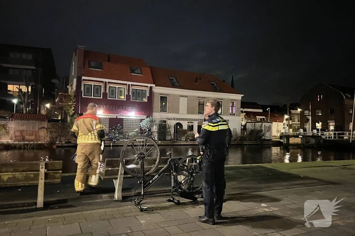 Hulpdiensten starten zoekactie na het aantreffen van een fiets langs de waterkant