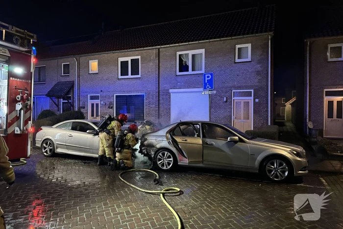 Twee auto's in brand