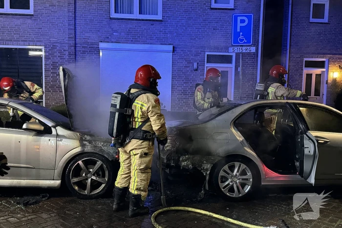 Twee auto's in brand
