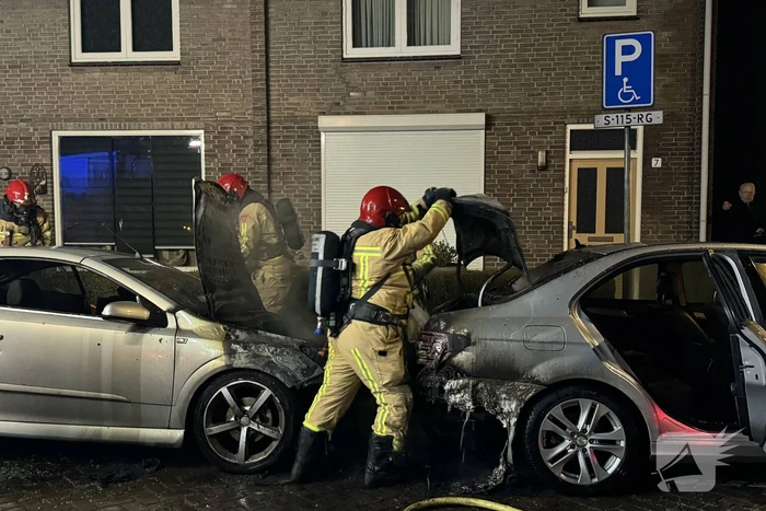 Twee auto's in brand