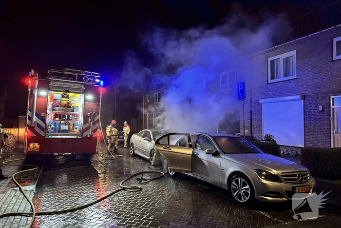 Twee auto's in brand