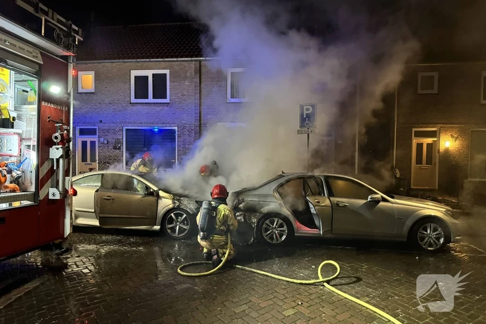 Twee auto's in brand