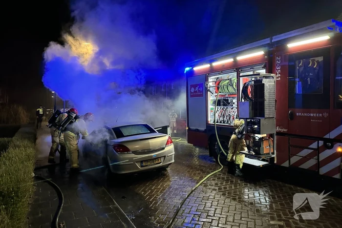 Twee auto's in brand