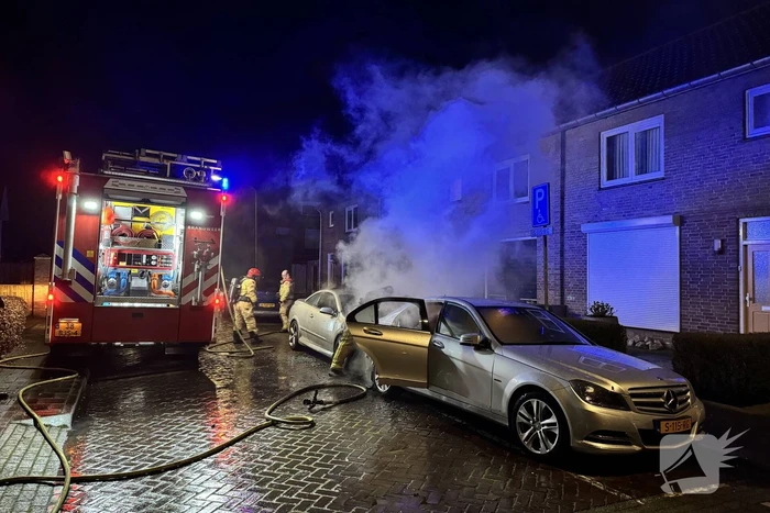 Twee auto's in brand