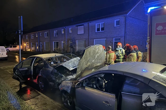 Twee auto's in brand
