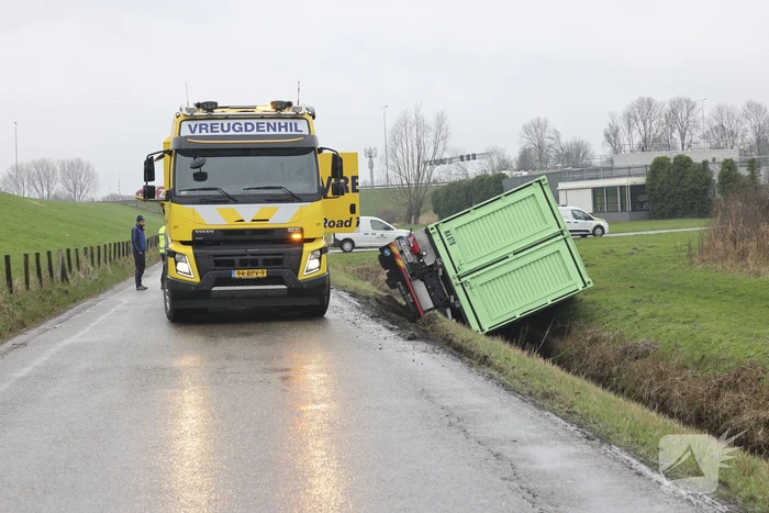 Vrachtwagen belandt in sloot