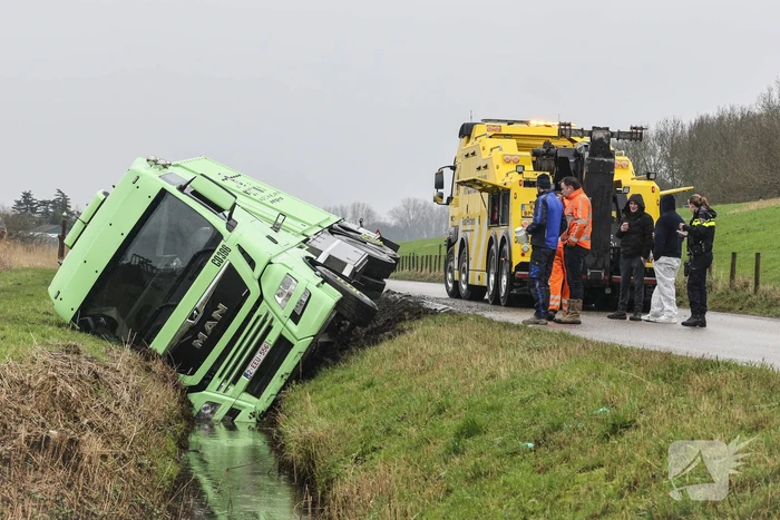 Vrachtwagen belandt in sloot