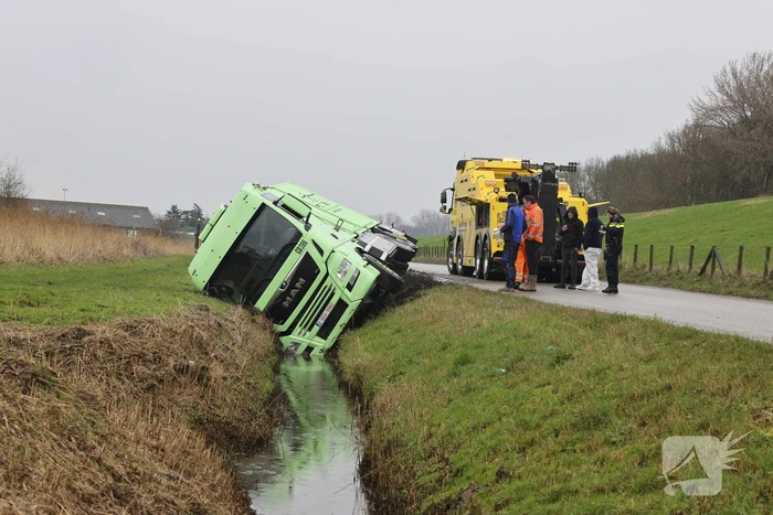 Vrachtwagen belandt in sloot
