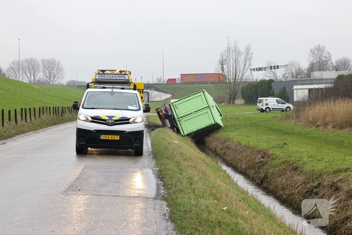 Vrachtwagen belandt in sloot