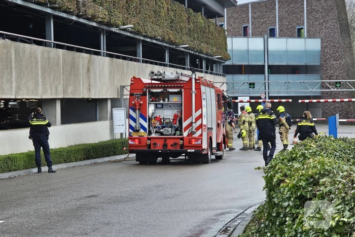 Autobrand in parkeergarage van ziekenhuis