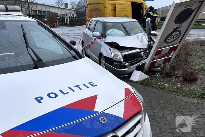 Automobilist en pakketbezorger botsen op elkaar