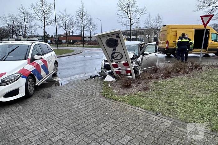Automobilist en pakketbezorger botsen op elkaar