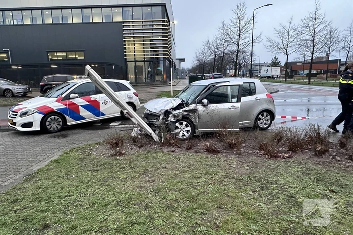 Automobilist en pakketbezorger botsen op elkaar