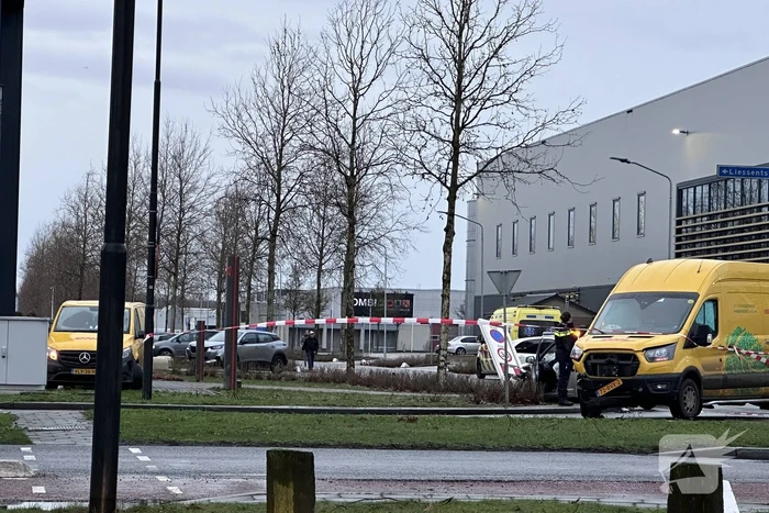 Automobilist en pakketbezorger botsen op elkaar